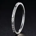 Bague élégante minimaliste en acier titane argenté avec accents de cristaux clairs - Taille 5 / Style Micro-Pavé 7 Pierres / Bande Mince / Acier