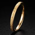 Anello minimalista in acciaio inossidabile dorato con texture satinata e interno lucido - n.5 / Stile Sabbia di Perla (26-C-3) / 2mm di larghezza / Oro
