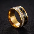 Bague élégante en acier titane doré avec chiffres romains noirs et cristaux brillants - Or