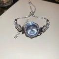Elegante silberne Armbanduhr in Blumenform mit funkelnden Strasssteinen für Damen - Blumen-Zifferblatt-Stil mit Strasssteinen / Silber