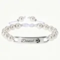 Vue détaillée d'un bracelet en perles blanches avec plaque en acier inoxydable gravée sur mesure - Style B / Perle artificielle