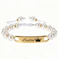 Vue détaillée de la plaque dorée personnalisée sur un bracelet bébé avec perles - Style B / Amazonite