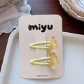 Set van twee schattige gele haarspeldjes in de vorm van een banaan voor meisjes op kaart - Bananenstijl / 2 Stuks/Set