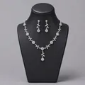 Elegantes Set aus Halskette und Ohrringen mit Blumenreben in Silber für Brautschmuck. - Silber Brautkleid Schmuckset (NS-J207)