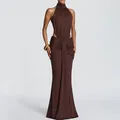 Elegante abito lungo marrone all'americana con drappeggi e cut-out per serate di gala. - 3XL / Tops / Marrone