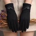 Élégants gants d'hiver noirs avec finition en daim doux et détail de bouton stylé - Taille unique / Style à Boucle Centrale W-7 / Noir