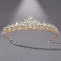 Eleganter goldener Diadem aus Legierung mit Blattmotiven und funkelnden Kristallen - Gold