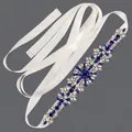 Eleganter Vintage-Brautgürtel mit blauen und weißen Strasssteinen auf elfenbeinfarbenem Satin - Silber/Blauer Zirkonia