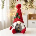 Detailansicht eines handgemachten Weihnachtsgnoms mit roter Strickmütze - Roter Hut Weiblicher Stil (D-BJ149)