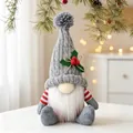 Nahaufnahme eines festlichen Weihnachtswichtels mit grauer Strickmütze und weißem Bart - Grauer Hut Männlicher Stil (D-BJ150)