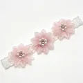 Elegante baby haarband met drie roze chiffon bloemen, parels en wit kant accenten - Witte Parel Roze Bloem met Witte Kantrand