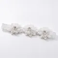 Elegante witte elastische baby hoofband met drie chiffon bloemen parels en strass - Witte Parelbloem met Kantrand