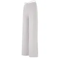 Seitenansicht der grauen Yoga-Hose für Damen mit weitem Bein und feinem Taillenband - Weiß