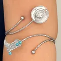 Gros plan sur le bracelet de bras cowboy avec détails de botte et chapeau turquoise - Style Bottes de Cowboy et Chapeau (H-25) / Argent Rétro