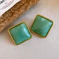 Retro quadratische smaragdgrüne Acrylohrringe mit vergoldeten Kanten auf Segeltuch - Stil mit Silber-Ohrstecker / Grün