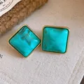 Dettaglio di orecchini a lobo quadrati in acrilico marmo turchese con cornice dorata - Stile con perno dell'orecchino in argento / Verde Menta