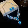 Detail van luxe sieradenset met ovale blauwe zirkoon hanger en fonkelende steentjes - 2-delige Set Ketting en Oorbellen (38#) / Zilver-Blauw