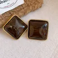 Orecchini a lobo quadrati in acrilico con trama marmorea marrone e bordo oro. - Stile con perno dell'orecchino in argento / Marrone