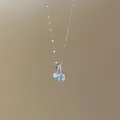 Détail du collier avec pendentif en zircon bleu menthe et éclats de cristaux brillants - Argent-Bleu-Carré