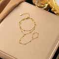 Vista dettagliata dell'elegante collana a catena a sfere multistrato dorata con finitura - Stile Catena a Palline Tonde (E2528)