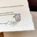 Close-up van 18k verzilverde clip-on oorbel met emerald geslepen zirkonia - Rechthoekige Zirconia Oorclip / Enkel Stuk / Zilver
