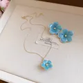 Detalle del hermoso conjunto de collar y pendientes de flores de esmalte azul claro. - Conjunto de 2 piezas Collar Pendientes / Azul