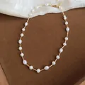 Detailweergave van vintage Franse parelketting met fijne gouden ketting voor dames - Enkellaagse sleutelbeenketting / Goud+Wit