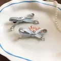 Detailopname van lichtblauwe strik haarclips met stervormige kristallen accenten - Eendenbek haarclips / Blauw