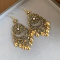 Dettaglio ravvicinato di orecchini bohémien vintage con fiore di strass e nappe dorate - Stile Gancio per Orecchio / Oro