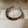 Stilvoller Haarreif aus Acryl mit Leopardenmuster, bunten Strasssteinen und hohem Design - Weiß Leopardenmuster-Bunter Strass