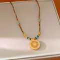 Gedetailleerde weergave van een luxe 24k vergulde bloem hanger ketting met kralen - Ketting (Echt Goud Verguld) / Goud & Koffie