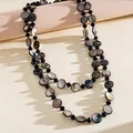 Detail einer eleganten Kette mit dunklen Perlmutt-Scheiben und schwarzen Glasperlen - Lange Perlenkette im westlichen Stil / 1# Halskette - Schwarz