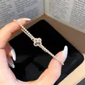 Detailansicht eines eleganten goldfarbenen Blumenarmbands mit bunten Zirkoniasteinen - Vierblättriges Kleeblatt Mehrfarbiger Anhänger-Stil (66#)