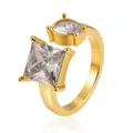 Dettaglio di un anello placcato oro 18K con pietre trasparenti quadrate e a pera - Zirconia Bianca Quadrata e Rotonda (JZ002-2)