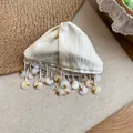 Dettaglio di accessorio per capelli in tessuto crema stile etnico con pendenti a conchiglia. - 19# Pinza Etnica Pliche Beige / Bianco