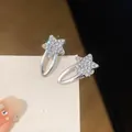 Gros plan de barrettes étoile en strass scintillants avec finition argentée - Style Étoile (HH9935) / Pièce Unique / Argent
