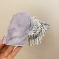 Vista dettagliata di un fermaglio per capelli argento con nappe e tessuto viola. - 29# Elemento con Nappa Etnico Grigio / Grigio