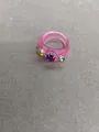 Rosa transluzenter Harzring mit bunten Strassakzenten in Gelb, Violett und Grün - Transluzent Rosa Drei Strasssteine / Rosa-Lila
