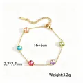 Zartes Armband aus Titanstahl in Gold mit fünf bunten Zirkonia-Anhängern in Blumenform - Mehrfarbiges Strass Blumen Armband (E2531) / Gold