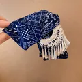 Detailopname van donkerblauwe bedrukte stoffen haarklem met hangende zilveren metalen kwastjes - Donkerblauw Zilver Print