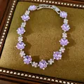 Primer plano de una elegante pulsera floral morada con detalles brillantes de circón y diamante - Plata-Morado
