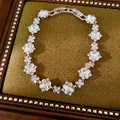Detalle de una pulsera de flores brillante con piedras iridiscentes sobre terciopelo. - Plata-Color AB
