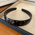 Primer plano de una diadema vintage de acrílico negro decorada con coloridos diamantes - Negro - Diamantes de Imitación de Colores