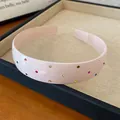 Vue détaillée d'un serre-tête en acrylique rose avec des strass multicolores - Rose - Strass Multicolore
