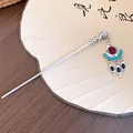 Detailaufnahme eines böhmischen silbernen Haarstabs mit rotem Stein und Türkis-Anhängern. - Nur Haarnadel / Antik Silber