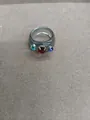 Moderner grauer Harzfingerring mit lebendigen roten und blauen Strassverzierungen - Grau Transluzent Drei Strasssteine / Grau Und Rot