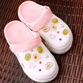 Detail van witte en roze clogs versierd met bedeltjes van harsbloemen en parels - Niche-ontwerp / Accessoires-Groen-Wit