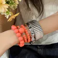 Dettaglio ravvicinato di perline acriliche corallo stratificate e bracciali metallici - Stile 42 / Set da 5 Pezzi / Argento,Rosa