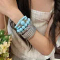 Vista dettagliata dei braccialetti bohémien in perline acriliche blu e argento. - Stile 43 / Set da 5 Pezzi / Argento, Celeste