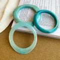 Bracelets épais en acrylique effet marbre turquoise sur un magazine minimaliste - Bleu (Ensemble 3 Pièces)
